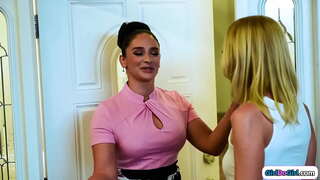 обманщица с маленькой грудью притворяется убежавшей падчерицей с большой грудью и находит себя, получая вылизывание волосатой киски от своей мачехи