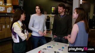 Любительский трах вчетвером менен голодными милф домохозяйками