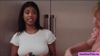 Падчерица Ниа Накчи назорат, ки чӣ тавр Дана Дирмонд лижет худро мокрую киску