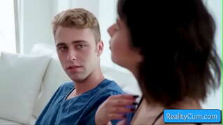 Бингар, ки чӣ гуна ин милашка brunette-навраси sucks бузурги узви ва чуқур трогает сарангушти худ пизду