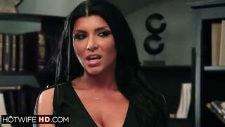 Busty milf cant aros i fod yn fucked gan ei coworker.Ei gŵr yn cuddio gyfrinachol yn gwylio ei titw mawr gwraig yn cael rimmed.Mae hi&#039;n facefucked a reidiau cock