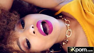 Толстожопая черная красотка скакала на члене