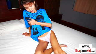 Chudá brunetka amatérske ázijské bargirl jazda na európskej kohút