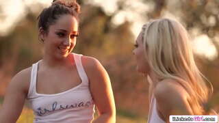 ť�同性恋的日期直接金发然后轮辋和舔她的阴部