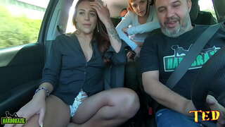 ���ანქანა არის სავსე და სარგებლობს სიყვარული, შიშველი, სატრანზიტო