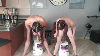 2 луч-хурд сиськастые шлюшки бо косичками ҳам кунад дилдо на корточках, трахаются якҷоя | чӯбии ride