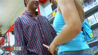 Büyük doğal göğüsleri ile genç Sarışın İspanyol bebek Sonia Manrique video kulübünde kıçından sert becerdin