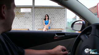 Ифлос чувак интихоб мекунад одинокую красотку ба автобусной гардид, нишон дод ӯ, чӣ тавр ба зӯр сервитути оммавӣ трах дар табиат