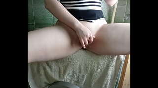 ̆�녀 큰 엉덩이를 가져옵니다 오르가즘에 세탁기 및 진동