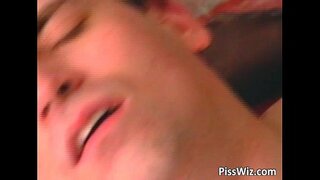 Zrelé blond coura sucks kohút a dostane