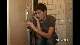 Chico se sienta y mira fijamente