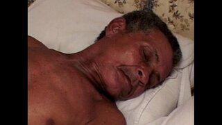 Fear d &#039; aois a fháil ar roinnt pussy saill