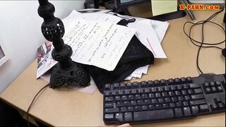 Dude sudarė sandorį su karšto verslo moteris, jai turi pinigų