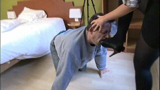 Pani, takže jej mužských otrokov lízať jej vysoké podpätky, topánky