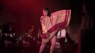 Dannie Díosail aka David Colby a fheidhmíonn le náisiún eachtrannach Burlesque New Orleans