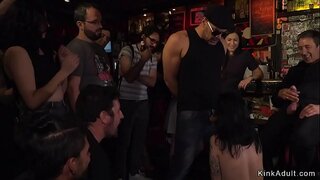 Euro brineta rob u nekom baru napravio da liže i sisaju kurac