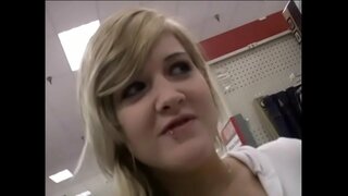 Seksi kučko voli da uzima veliki kurac u ustima