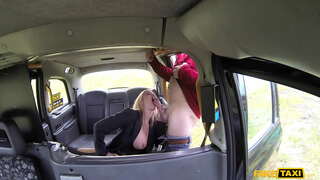 Vals Taxi Hot Babe Holly Soen Sprei haar Bene en Piel Suig